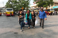 Lượng người vẫn tiếp tục hành trình trở về thủ đô sau kỳ nghỉ kéo dài. (Ảnh: Việt Hùng/Vietnam+)