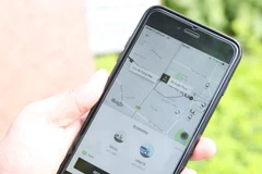 Hành khách gọi xe thông qua ứng dụng phần mềm của Uber. (Ảnh: Doãn Đức/Vietnam+)