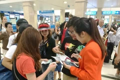 Nhân viên Jetstar Pacific làm thủ tục check-in “di động” cho hành khách lên tàu bay. (Ảnh: Jetstar cung cấp)