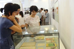 Ngay trong buổi khai mạc, triển lãm đã thu hút đông đảo khách tham quan. (Ảnh: PV/Vietnam+) 