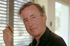 Nhà văn Ian Fleming - “cha đẻ” của hình tượng siêu điệp viên James Bond. (Ảnh: The Guardian)