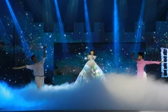 Trên sân khấu lung linh huyền ảo, cô bé như nàng công chúa nhỏ trình diễn ca khúc ‘Cho con’ một cách sâu lắng. (Ảnh: BTC)