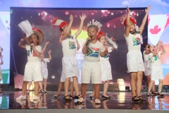 Các bạn nhỏ cùng hòa giọng ‘Tiếng chuông và ngọn cờ’ mở đầu chương trình. (Ảnh: BTC)