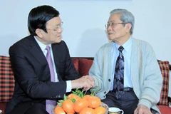 Nhân dịp Tết cổ truyền Ất Mùi, chiều 14/2/2015, tại Hà Nội, Chủ tịch nước Trương Tấn Sang đến thăm, chúc Tết nghệ sỹ nhân dân Nguyễn Đình Quang. (Ảnh: An Đăng/TTXVN)