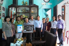 Thăm hỏi các chiến sỹ trên xe tăng 846 tiến vào Dinh Độc Lập 