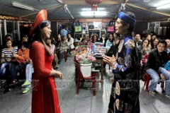 Những câu ca đối đáp trong chương trình biểu diễn ca Huế trên thuyền. (Ảnh: Báo Ảnh Việt Nam/TTXVN)
