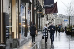 Người dân đeo khẩu trang phòng lây nhiễm COVID-19 tại London, Anh, ngày 21/12/2020. (Ảnh: THX/ TTXVN)