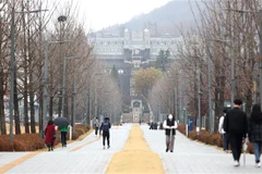 Người dân đeo khẩu trang phòng dịch COVID-19 ở Seoul, Hàn Quốc ngày 19/11/2020. (Ảnh: YONHAP/TTXVN)