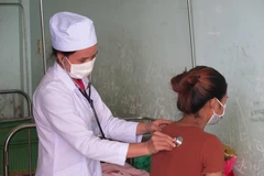 Bác sỹ thăm khám cho bệnh nhân lao tại Trung tâm Y tế huyện Đăk Hà, tỉnh Kon Tum. (Ảnh: Dư Toán/TTXVN)