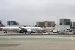 Máy bay của Hãng hàng không United Airlines tại sân bay quốc tế Los Angeles. (Ảnh: AFP/TTXVN)