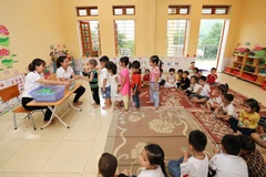 Các em được uống sữa miễn phí liên tiếp trong 3 tháng nhằm tăng cường chế độ dinh dưỡng, hỗ trợ nâng cao sức khỏe và sức đề kháng. (Ảnh: Thanh Tùng/TTXVN)