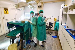 Giáo sư Clive May và nhà nghiên cứu Yugeesh Lankadeva. (Nguồn: abc.net.au)