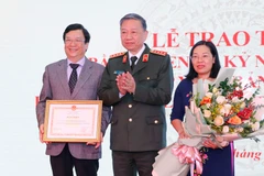 Đại tướng, giáo sư, tiến sỹ Tô Lâm, Ủy viên Bộ Chính trị, Bí thư Đảng ủy Công an Trung ương, Bộ trưởng Bộ Công an tặng Bằng khen cho Nhà xuất bản Chính trị quốc gia Sự thật. (Ảnh: Doãn Tấn/TTXVN)
