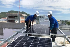 Lắp đặt hệ thống điện măt trời cho hộ dân ở thành phố Quy Nhơn, tỉnh Bình Định. (Ảnh: Nguyên Linh/TTXVN)