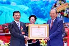 Phó Thủ tướng Thường trực Trương Hoà Bình trao Huân chương Lao động Hạng Nhất tặng Thứ trưởng, Phó Chủ nhiệm Ủy ban Dân tộc Nông Quốc Tuấn. (Ảnh: Dương Giang/TTXVN)