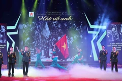 Liên khúc hát múa 'Đoàn vệ quốc quân - Tiến bước dưới quân kỳ' mở màn chương trình. (Ảnh: Thanh Tùng/TTXVN)