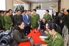 Thiếu tướng Nguyễn Duy Ngọc, Thứ trưởng Bộ Công an và các đại biểu thăm quan việc triển khai của các đơn vị công an quận cấp Căn cước công dân lưu động. (Ảnh: Doãn Tấn/TTXVN)