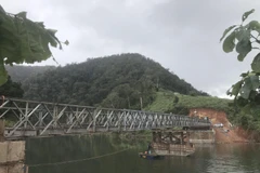 Cầu thép Bailey giúp người dân và các phương tiện lưu thông qua lại. (Ảnh: Cao Nguyên/TTXVN)
