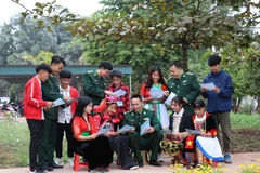 Bộ đội Biên phòng tỉnh Điện Biên tuyên truyền, phổ biến pháp luật về an ninh biên giới, chủ quyền lãnh thổ cho các em học sinh các dân tộc tại Trường THPT Mường Nhé (huyện Mường Nhé, tỉnh Điện Biên). (Ảnh: Xuân Tiến/TTXVN)