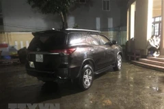 Chiếc xe ôtô chở 6 người nước ngoài nhập cảnh trái phép vào Đà Nẵng. (Ảnh: TTXVN phát)