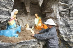 Giáo dân Giáo xứ Phát Diệm trang trí những khâu cuối cùng tại Nhà thờ. (Ảnh: Thùy Dung/TTXVN)