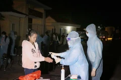 Rửa tay khử khuẩn tại khu cách ly tập trung. (Ảnh minh họa: Thanh Hải/TTXVN)