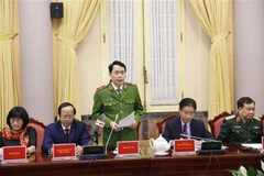 Thiếu tướng Lê Quốc Hùng, Thứ trưởng Bộ Công an giới thiệu Luật Cư trú trong buổi họp báo công bố 7 luật mới được thông qua tại Kỳ họp thứ 10, Quốc hội khóa XIV. (Ảnh: Dương Giang/TTXVN)
