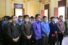 Các bị cáo nghe tuyên án ngày 16/12/2020. (Ảnh: Thành Chung/TTXVN)