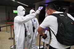 Kiểm tra thân nhiệt phòng lây nhiễm COVID-19 tại sân bay quốc tế Phnom Penh, Campuchia, ngày 2/9/2020. (Ảnh: THX/TTXVN)