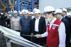 Phó Thủ tướng Thường trực Chính phủ Trương Hòa Bình nghe báo cáo về tiến độ hoàn thành thực hiện Dự án Nhà máy nhiệt điện Thái Bình 2. (Ảnh: Doãn Tấn/TTXVN)