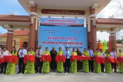 Các đại biểu cắt băng khánh thành Khu lưu niệm cụ Phó bảng Nguyễn Sinh Sắc tại Bến Tre. (Ảnh: Huỳnh Phúc Hậu/TTXVN)