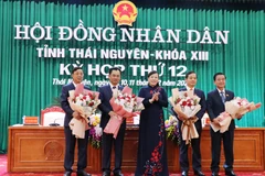 Đồng chí Nguyễn Thanh Hải, Bí thư Tỉnh ủy Thái Nguyên tặng hoa chúc mừng các đồng chí lãnh đạo chủ chốt của HĐND và UBND tỉnh mới được bầu. (Ảnh: Hoàng Nguyên/TTXVN)