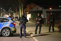 Cảnh sát phong tỏa hiện trường vụ xả súng ở quận Kreuzberg, Berlin (Đức) ngày 26/12. (Ảnh: Reuters/TTXVN)