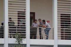 Tổ công tác làm nhiệm vụ xác minh điểm thi tại Sơn La. (Ảnh: Hữu Quyết/TTXVN)