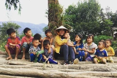 Cô Nguyễn Vân Nhi, giáo viên Trường Phổ thông dân tộc bán trú Trung học cơ sở Tô Hiệu (xã Cư San, huyện M’Đrăk, tỉnh Đăk Lăk) và các học sinh. (Ảnh: NVCC)