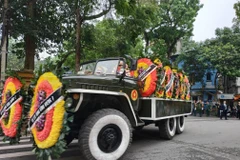 Đoàn xe đưa linh cữu nguyên Chủ tịch nước Lê Đức Anh rời Nhà tang lễ. (Ảnh: Minh Sơn/Vietnam+)