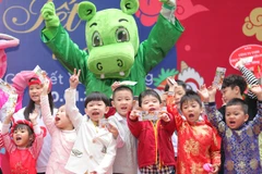 Học sinh mầm non tưng bừng trong ngày hội xuân. (Ảnh: PV/Vietnam+)