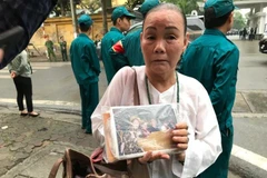 Bà Mai Thị Nhật có mặt tại Nhà tang lễ Quốc gia từ sớm để xin được vào viếng nguyên Chủ tịch nước Lê Đức Anh. (Ảnh: Sơn Bách/Vietnam+)