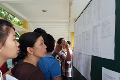 Thí sinh và phụ huynh tìm hiểu thông tin tuyển sinh đại học. (Ảnh: PM/Vietnam+)