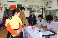 Cán bộ y tế Bắc Ninh lấy mẫu xét nghiệm tại trường cho học sinh. (Ảnh: Thanh Thương/Vietnam+)