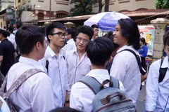 Thí sinh vui vẻ trao đổi sau khi làm xong bài thi môn Ngoại ngữ. (Ảnh: Hoàng Hiếu/Vietnam+)