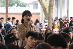 Học sinh đặt câu hỏi với ban tư vấn. (Ảnh: Phạm Mai/Vietnam+)