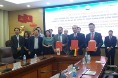 Các bên ký kết thỏa thuận hợp tác. (Ảnh: Phạm Mai/Vietnam+)