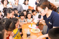 Giáo viên Trường Tiểu học Victory hướng dẫn học sinh làm thí nghiệm. (Ảnh:PV/Vietnam+)
