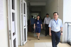 Giám đốc Sở Giáo dục và Đào tạo Hà Nội Chử Xuân Dũng thanh tra công tác thi tuyển sinh vào lớp 10 sáng 2/6. (Ảnh: Thanh Tùng/Vietnam+)