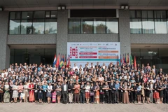 Các đại biểu chụp ảnh lưu niệm trước khi khai mạc Diễn đàn Đảm bảo chất lượng ASEAN-QA năm 2019. (Ảnh: PV/Vietnam+)