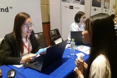 Học sinh tìm hiểu thông tin tại Triển lãm giáo dục New Zealand. (Ảnh: Phạm Mai/Vietnam+)