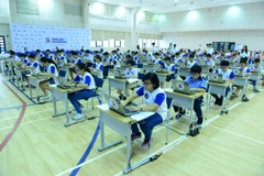 Thí sinh tham gia đấu loại trực tiếp phần thi trắc nghiệm trên máy tính. (Ảnh: PV/Vietnam+)