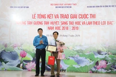 Ban tổ chức trao giải Nhất cho tác giả Trần Văn Toàn, Thừa Thiên Huế. (Ảnh: CTV/Vietnam+)