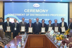 Các giáo sư trong lễ vinh danh. (Ảnh: PV/Vietnam+)